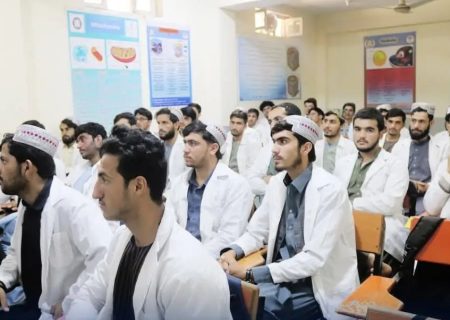 طالبان در خوست بستن «لُنگی» را برای دانشجویان پزشکی اجباری کردند