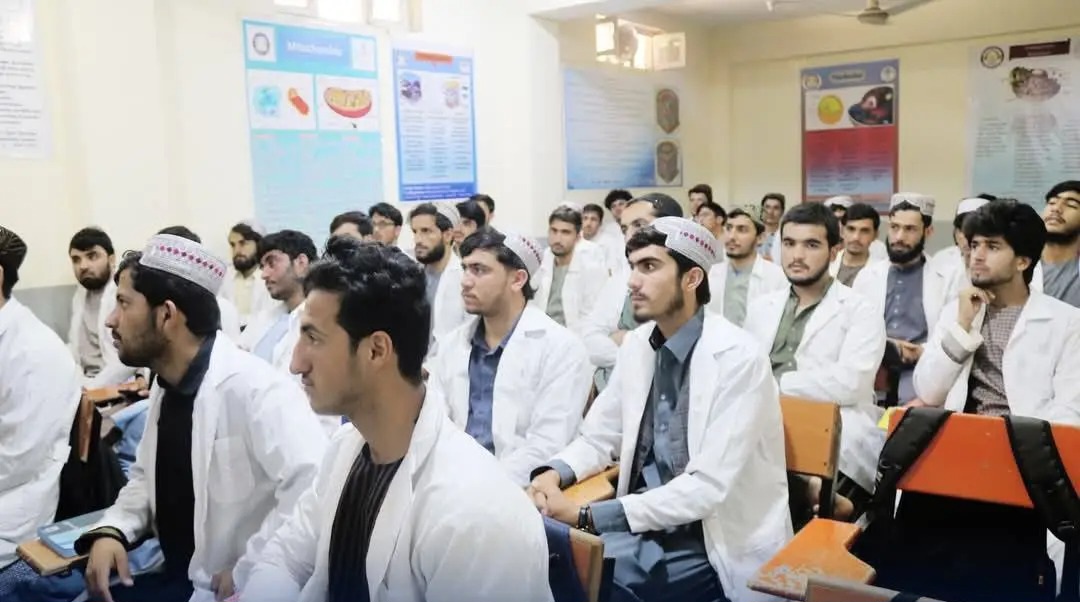 طالبان در خوست بستن «لُنگی» را برای دانشجویان پزشکی اجباری کردند