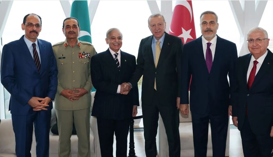 اردوغان و شهباز شریف در باکو دیدار کردند؛ اردوغان بر ضرورت حفظ آتشبس میان پاکستان و حکومت طالبان تأکید کرد