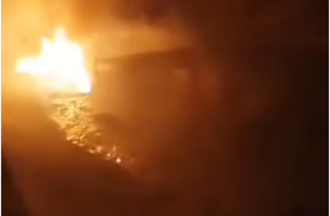 آتش‌سوزی در بازار خواهان بدخشان؛ ۱۰ دکان خاکستر شد  