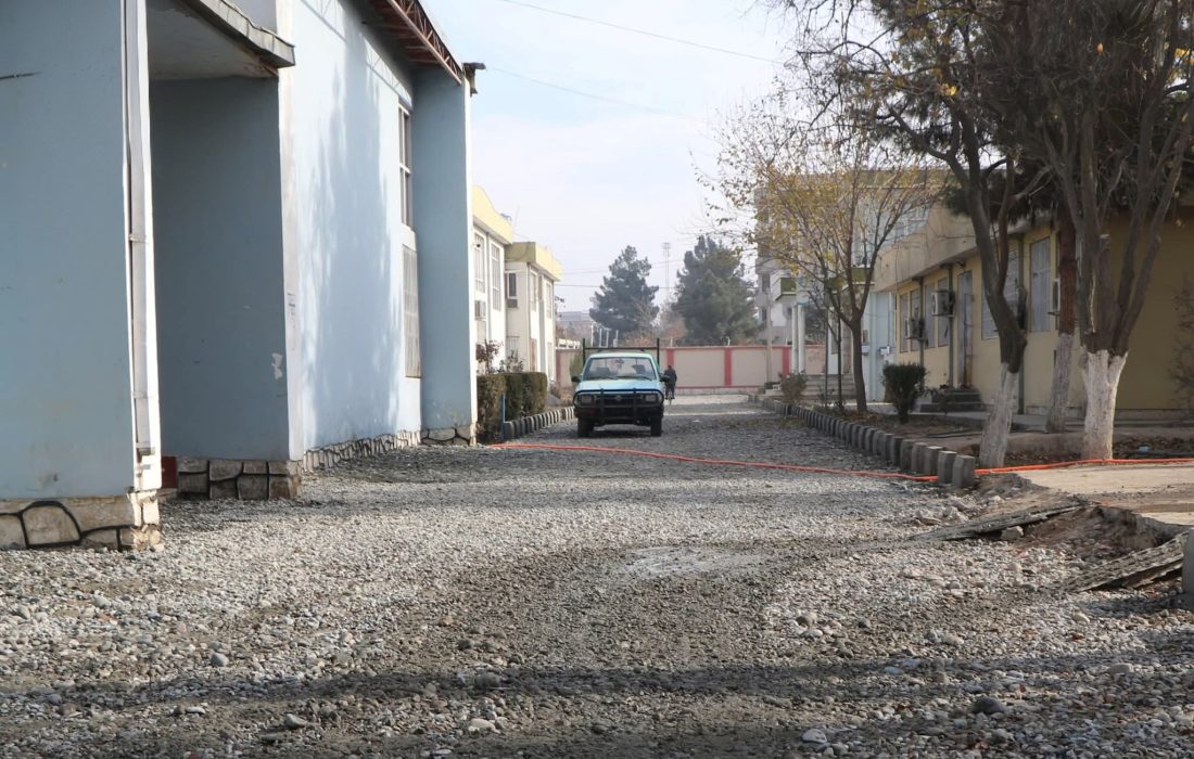 آغاز رسمی کار بتنریزی سرک داخلی دانشگاه کندز با هزینه یک میلیون افغانی
