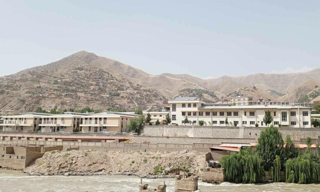والی بدخشان برای پاکسازی رسته شفاخانه فیضآباد از کراچیهای دستی دستور فوری صادر کرد