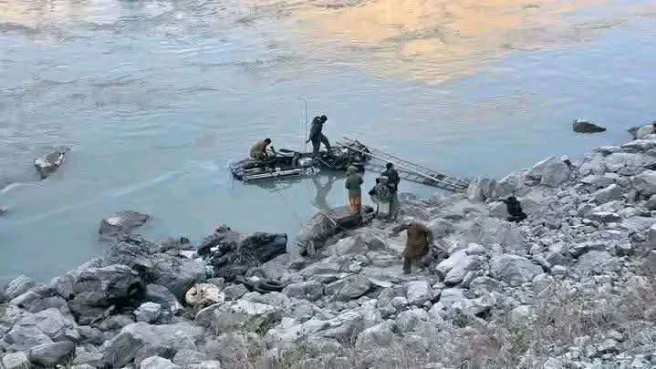 یک کشته و هفت زخمی بر اثر سقوط موتر لندکروزر به دریای پنج ولسوالی شکی بدخشان