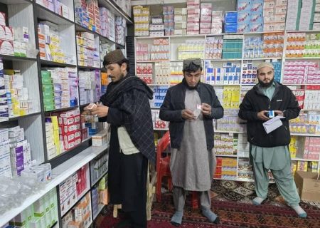 جمع‌آوری بیش از ۱۵۰ قلم ادویه و مواد خوراکی تاریخ‌گذشته در پلخمری توسط ریاست صحت عامه بغلان   