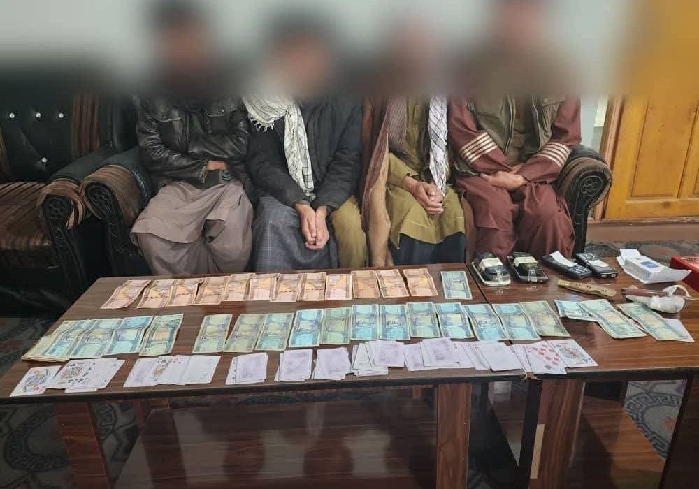چهار تن به اتهام قمار و یک نفر به اتهام سرقت پول نقد، توسط پولیس تخار بازداشت شدند