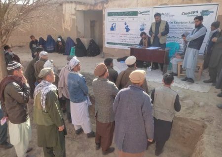 توزیع کمک نقدی برای ۴۱۰ خانواده نیازمند و عودت‌کننده در تخار   