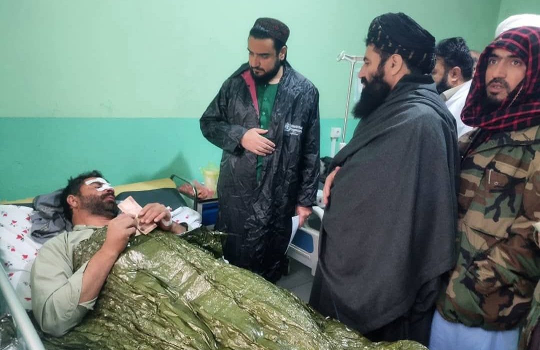 بازدید معاون والی بغلان از مجروحان حادثه ترافیکی شاهراه سالنگ‌ شمالی و توزیع کمک‌های نقدی