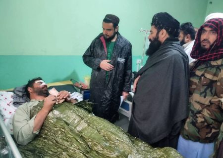 بازدید معاون والی بغلان از مجروحان حادثه ترافیکی شاهراه سالنگ‌ شمالی و توزیع کمک‌های نقدی
