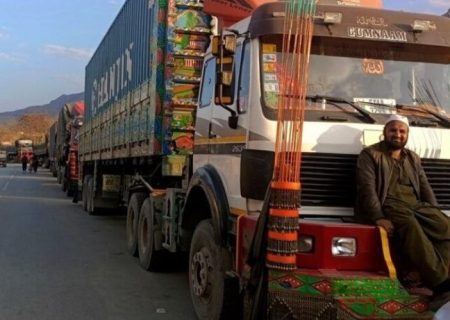 انسداد مرزهای پاکستان و افغانستان باعث توقف ۱۱ هزار کانتینر و تهدید جدی تجارت و دارو شده است   