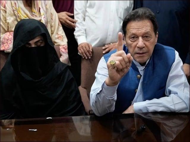 در حکمی تاریخی عمرانخان و همسرش به ۱۷ سال زندان و پرداخت ۱۶۴ میلیون روپیه جریمه نقدی محکوم شدند