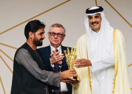 مطیع‌الله ویسا، فعال آموزش کودکان افغان، جایزه «نوآوری جوانان» امیر قطر را دریافت کرد   