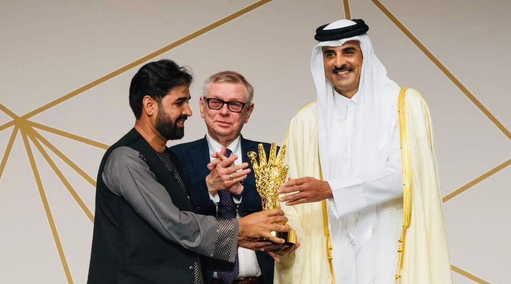 مطیعالله ویسا، فعال آموزش کودکان افغان، جایزه «نوآوری جوانان» امیر قطر را دریافت کرد
