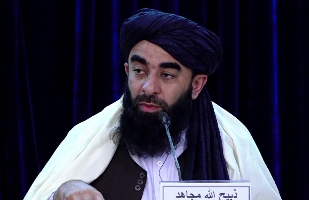 ذبیح‌الله مجاهد از عملکرد یک‌ساله طالبان گزارش داد؛ از ۹۹ سفر خارجی تا ارتش ۱۸۱ هزار نفری