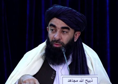 ذبیح‌الله مجاهد از عملکرد یک‌ساله طالبان گزارش داد؛ از ۹۹ سفر خارجی تا ارتش ۱۸۱ هزار نفری