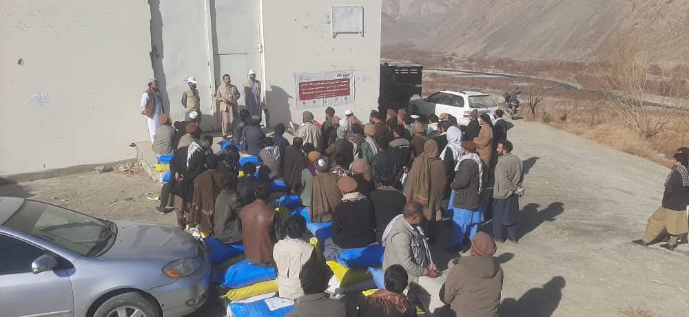 ۲۵ تُن تخم بذری اصلاحشده گندم و کود کیمیاوی برای ۵۰۰ دهقان در ولسوالی ورسج تخار توزیع شد