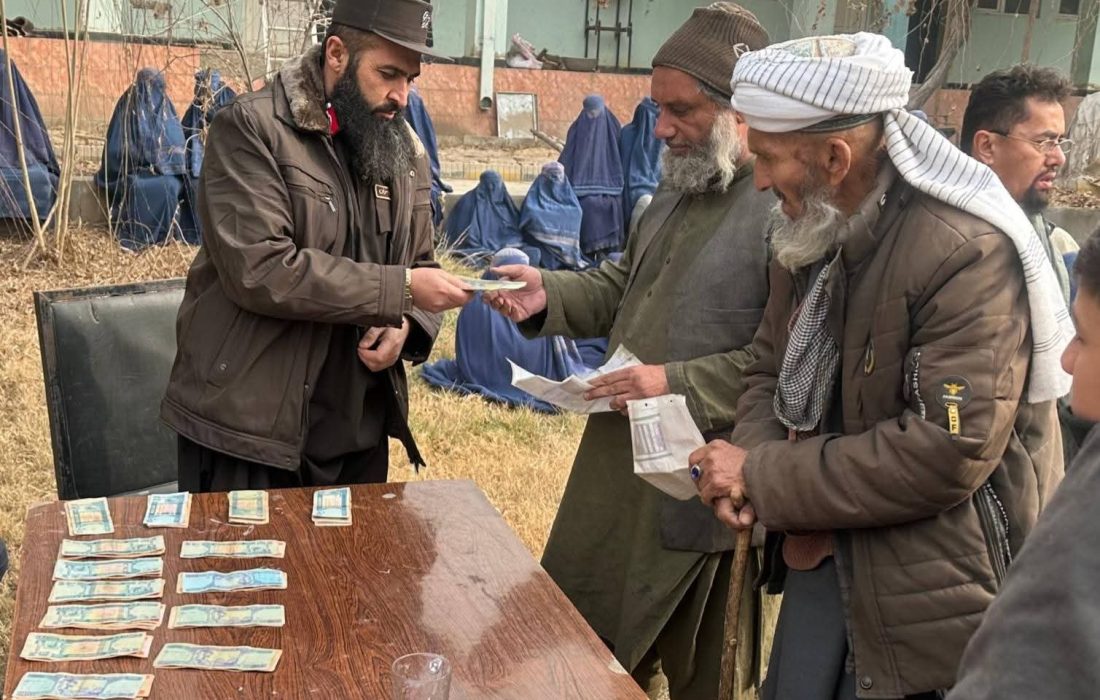توزیع کمک نقدی برای بیش از صد خانواده نیازمند در بغلان