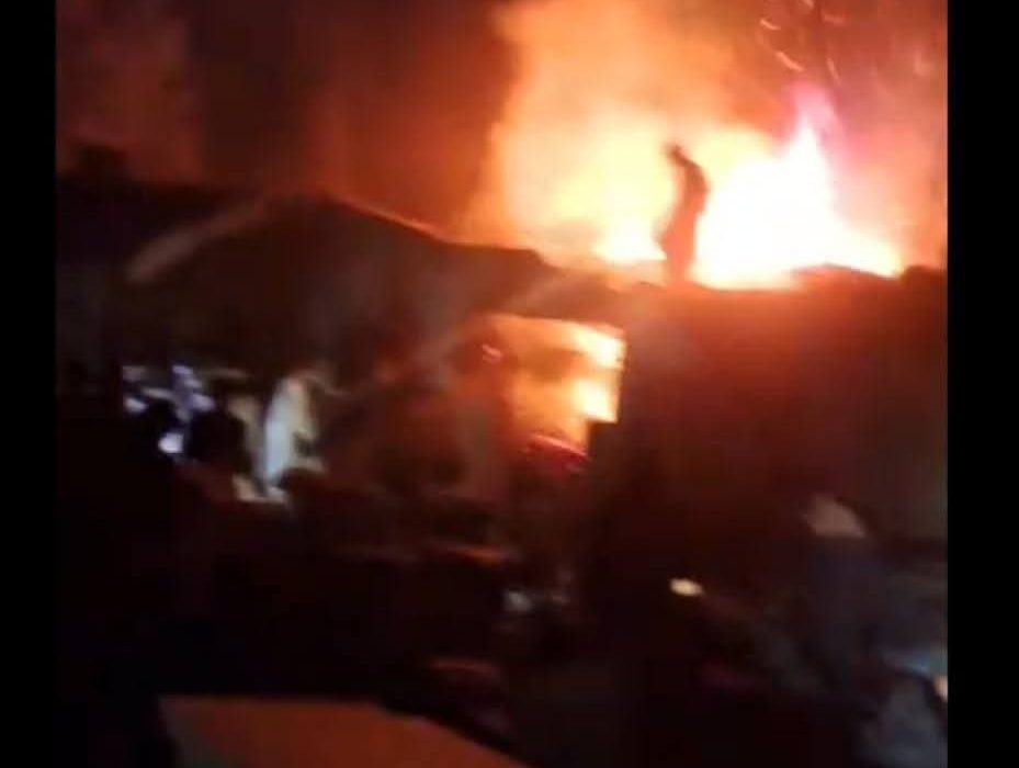 آتشسوزی گسترده در ولسوالی دشتقلعه تخار؛ ۷ دکان در یک مارکیت طعمه حریق شد