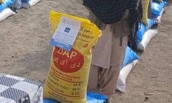 توزیع تخم اصلاح‌شده و کود کیمیاوی برای ۱۹۰۰ دهاقین مستحق در ولایت بغلان