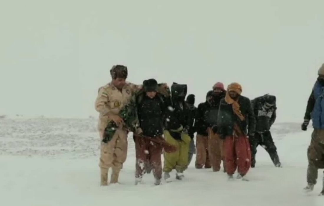 نجات ۷۰۰ شهروند افغانستان از مرگ در سرمای مرز تایباد توسط مرزبانان ایران