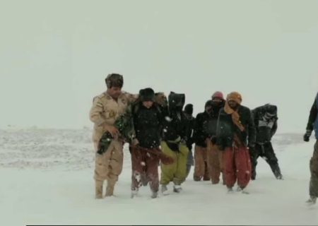 نجات ۷۰۰ شهروند افغانستان از مرگ در سرمای مرز تایباد توسط مرزبانان ایران