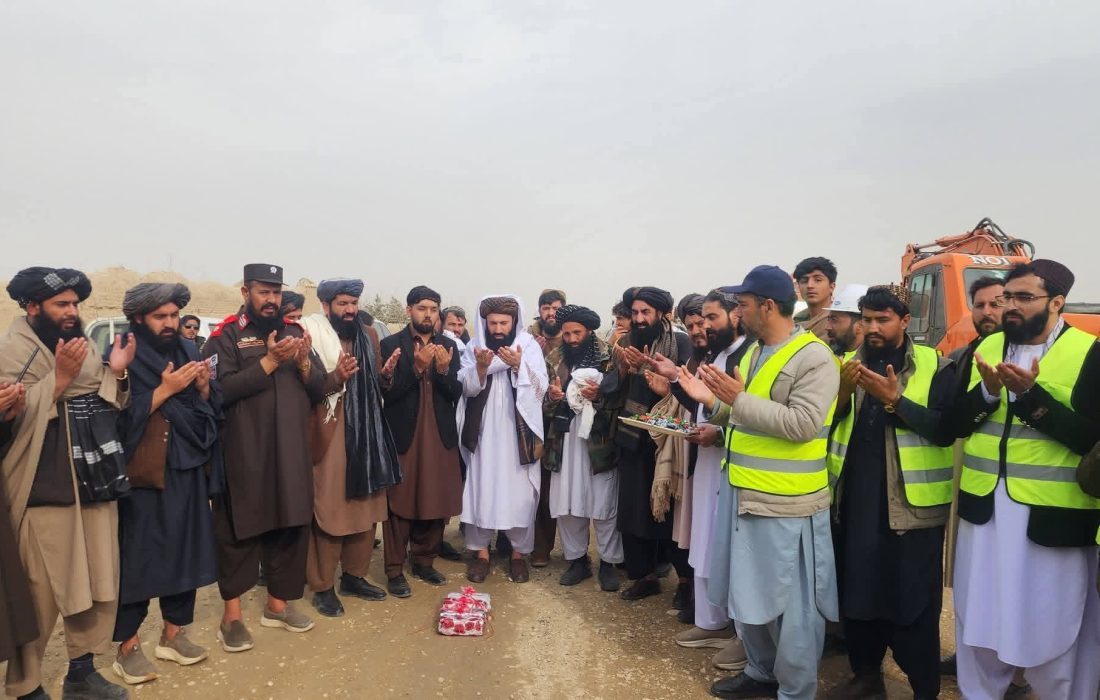 کار قیرریزی ۱۸ کیلومتر سرک دهنهغوری بغلان با هزینه ۳۹۰ میلیون افغانی آغاز شد