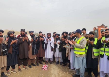 کار قیرریزی ۱۸ کیلومتر سرک دهنه‌غوری بغلان با هزینه ۳۹۰ میلیون افغانی آغاز شد