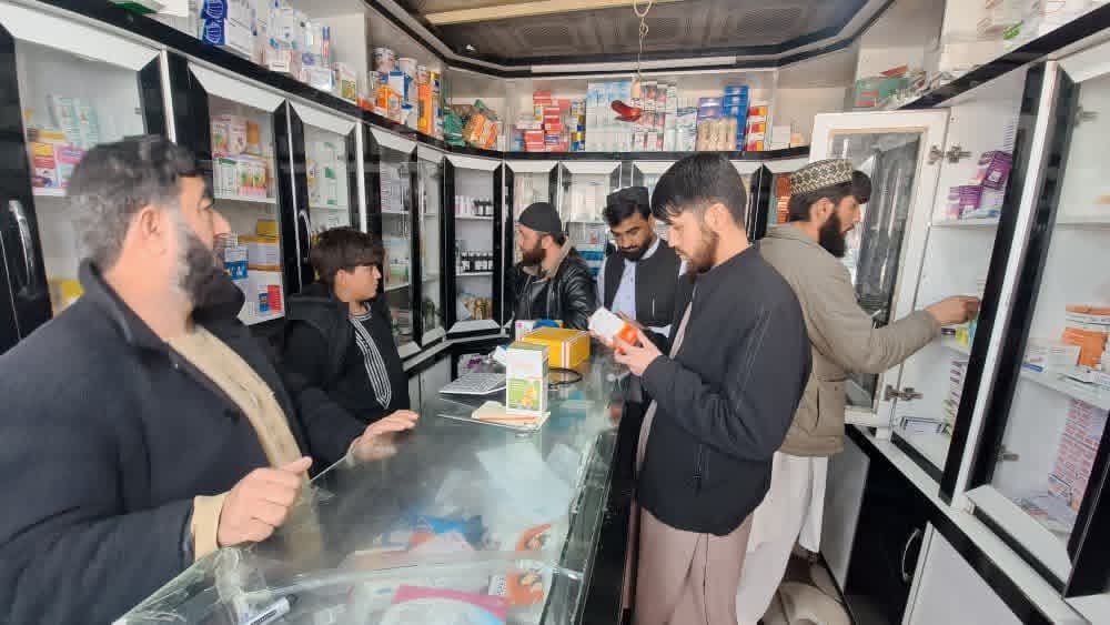مُهرلاک یک درملتون و جمع‌آوری داروهای تاریخ‌گذشته در ولسوالی دوشی بغلان