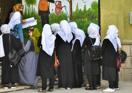 حامد کرزی: محرومیت دختران از تحصیل و محدودیت کار زنان تهدیدی برای پیشرفت افغانستان است