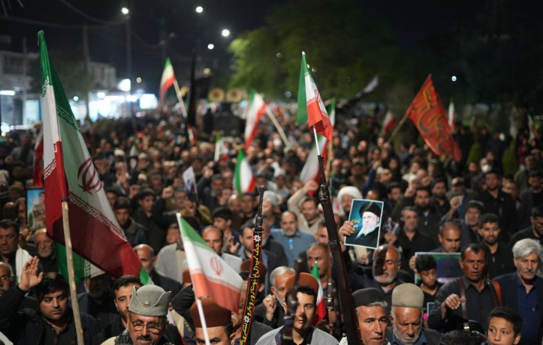 ملت بیدار ایران، هر شب با عشق به وطن و انقلاب در صحنه حاضر میشوند