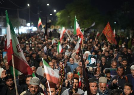 ملت بیدار ایران، هر شب با عشق به وطن و انقلاب در صحنه حاضر می‌شوند