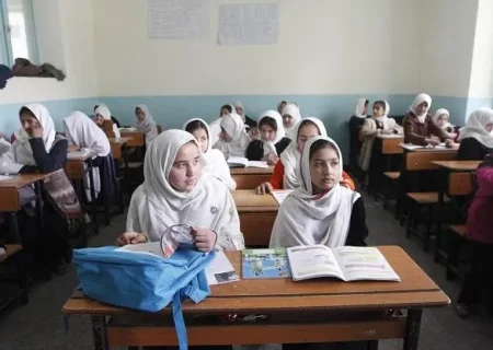 سال آموزشی جدید در افغانستان باز هم بدون حضور دختران بالاتر از صنف ششم آغاز شد