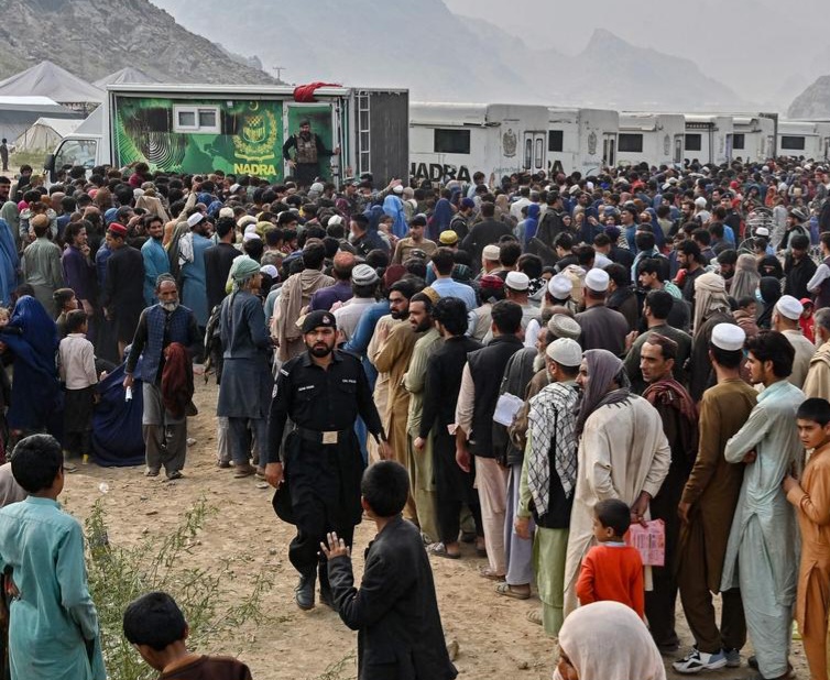بازداشت نزدیک به ۳۴ هزار مهاجر افغانستان در پاکستان؛ افزایش اخراجها در سال جاری