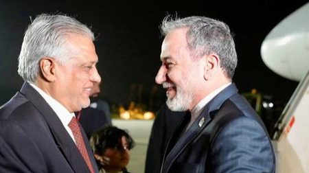 عراقچی پس از سفر به مسقط، برای ادامه رایزنی‌ها به اسلام‌آباد بازگشت