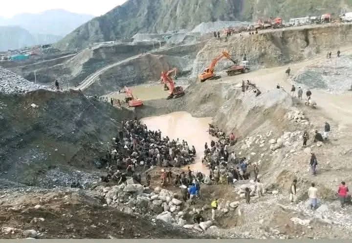 آبگرفتگی مرگبار در کارگاه زرشویی بدخشان/ دهها کارگر در زیر آب و آوار گیر ماندهاند