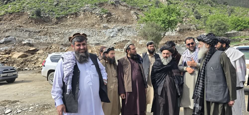 بازدید وزیر فواید عامه طالبان از چند پروژه‌‌ی زیربنایی در کنر