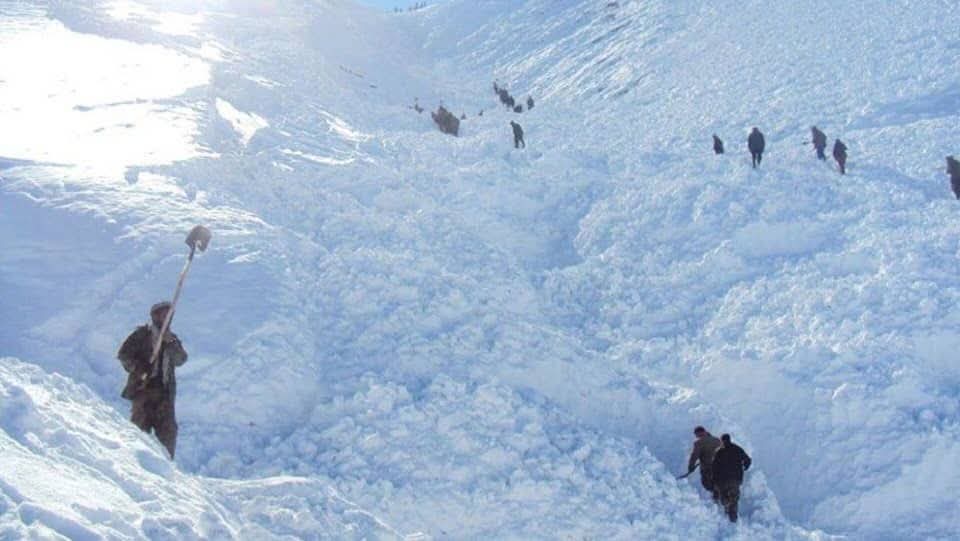 چهار تن در پی برف‌کوچ در مسیر ولسوالی راغستان بدخشان جان باختند