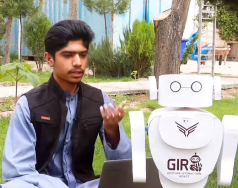 جوان مبتکر هراتی ربات هوشمند چندمنظوره ساخت: کنترول از راه صدا و دستگاه‌های دیجیتال