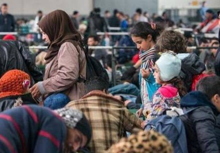 گفت‌وگوی بریتانیا با طالبان برای اخراج مهاجران افغان: کابل از پذیرش بدون شرط خبر می‌دهد