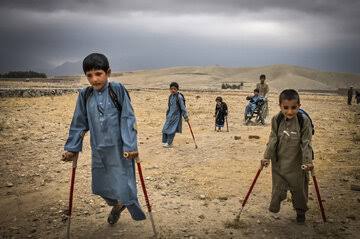صلیب سرخ: کودکان افغانستان همچنان قربانی اصلی انفجار ماین‌ها و مهمات باقی‌مانده از جنگ هستند