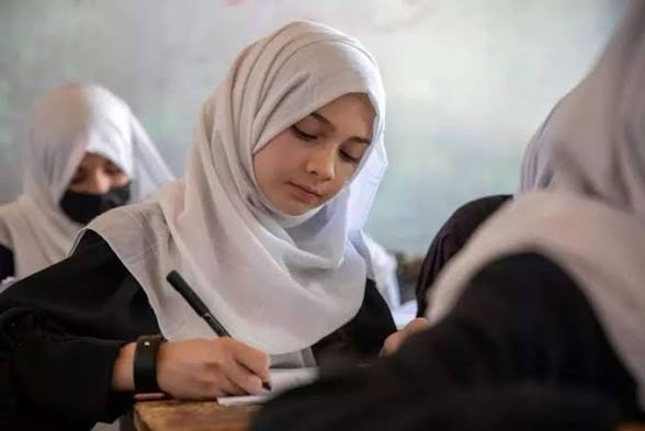 یونیسف هشدار داد: افغانستان تا سال ۲۰۳۰ بیش از ۲۵ هزار معلم و کارمند صحی زن را از دست میدهد