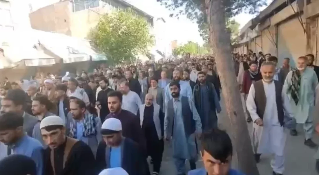 اعتراضات گسترده در هرات/ هزاران نفر در واکنش به کشتار خونین روستای دهمیری تظاهرات کردند