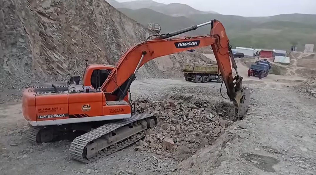 آغاز کار اعمار ۲۶ کیلومتر سرک در ولسوالی یفتل بدخشان با هزینه بیش از ۶۰۳ میلیون افغانی