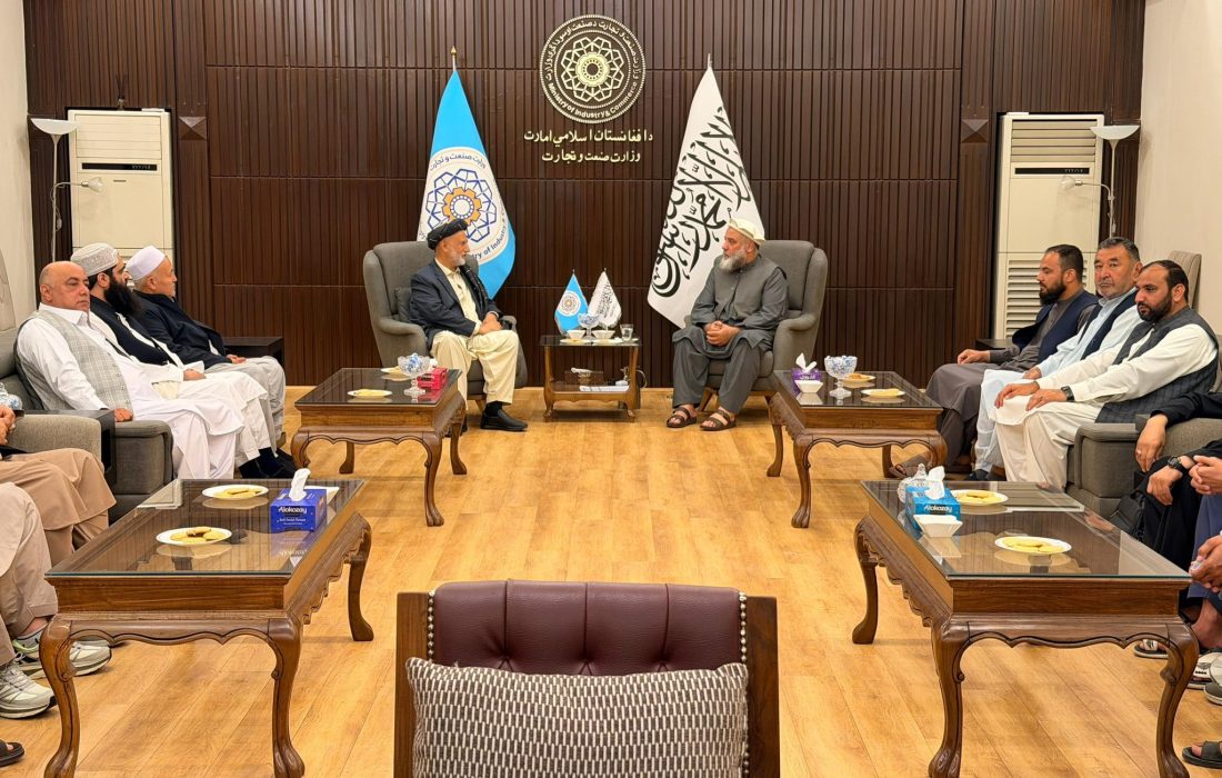 دیدار وزیر صنعت و تجارت طالبان با تاجران هنگ در بلخ؛ تأکید بر ایجاد میکانیزم منظم صادراتی