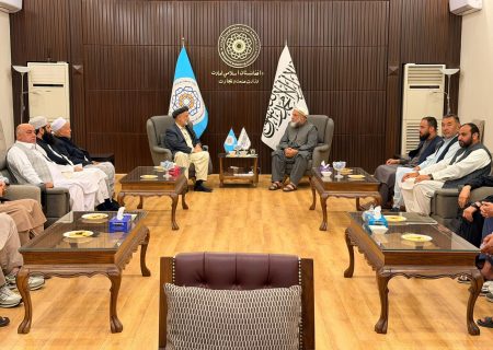 دیدار وزیر صنعت و تجارت طالبان با تاجران هنگ در بلخ؛ تأکید بر ایجاد میکانیزم منظم صادراتی