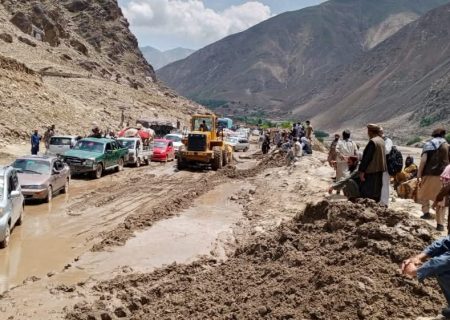 برخی شاهراه‌ها در تخار، بدخشان، بغلان و سمنگان پس از سیلاب‌ها بازگشایی شدند