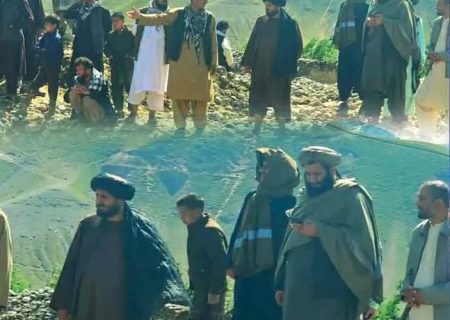 بازدید والی تخار از مناطق سیلاب‌زده و تأکید بر تسریع روند کمک‌رسانی