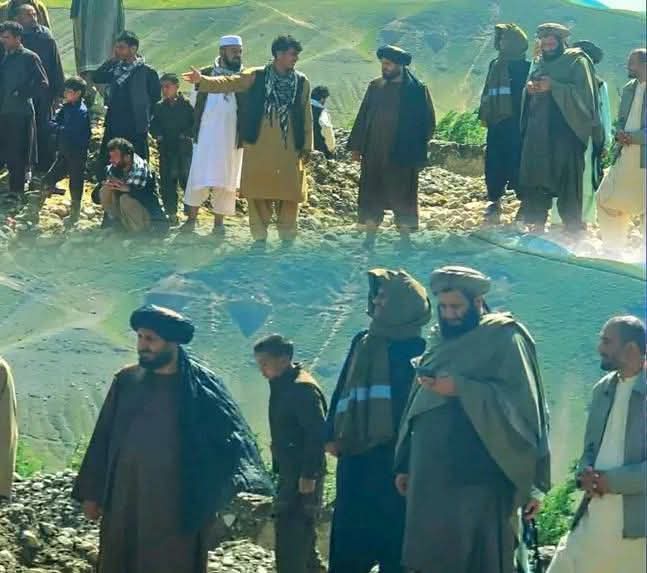 بازدید والی تخار از مناطق سیلاب‌زده و تأکید بر تسریع روند کمک‌رسانی