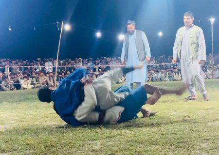 رقابت‌های کشتی محلی کورش با حضور ۱۰۰ کشتی‌گیر از ۴ ولایت در تخار پایان یافت