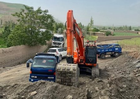 کار هموارکاری و جغل‌اندازی سرک روستای خاکساری ارگوی بدخشان آغاز شد