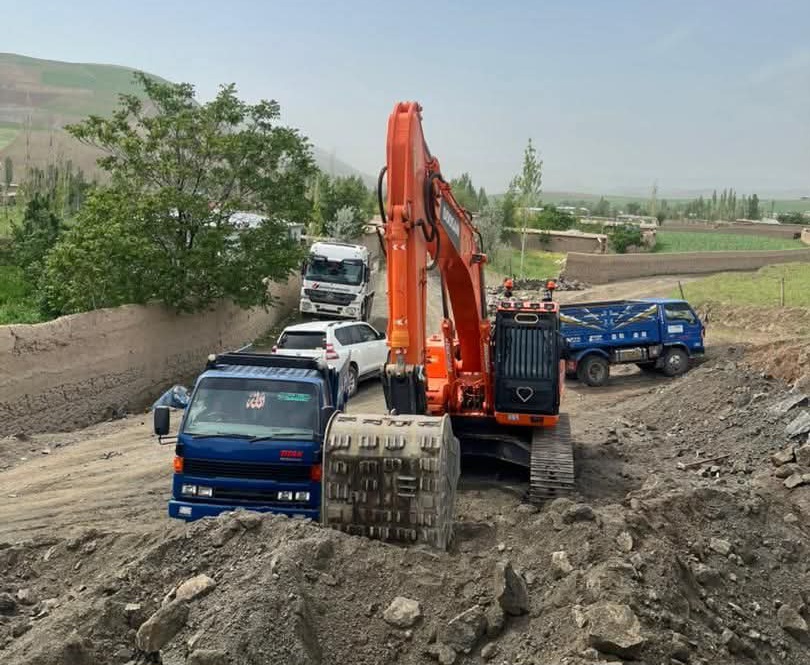 کار هموارکاری و جغلاندازی سرک روستای خاکساری ارگوی بدخشان آغاز شد